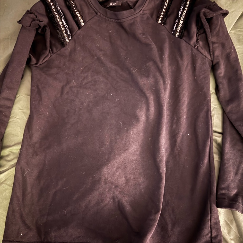 Stylish black sweatshirt with shoulder accents